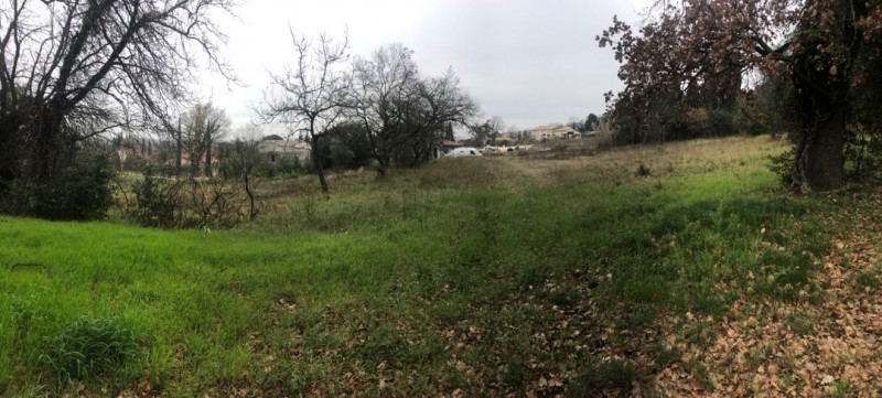 Terrain constructible de 2020 m² à Pont-Saint-Esprit avec permis accepté