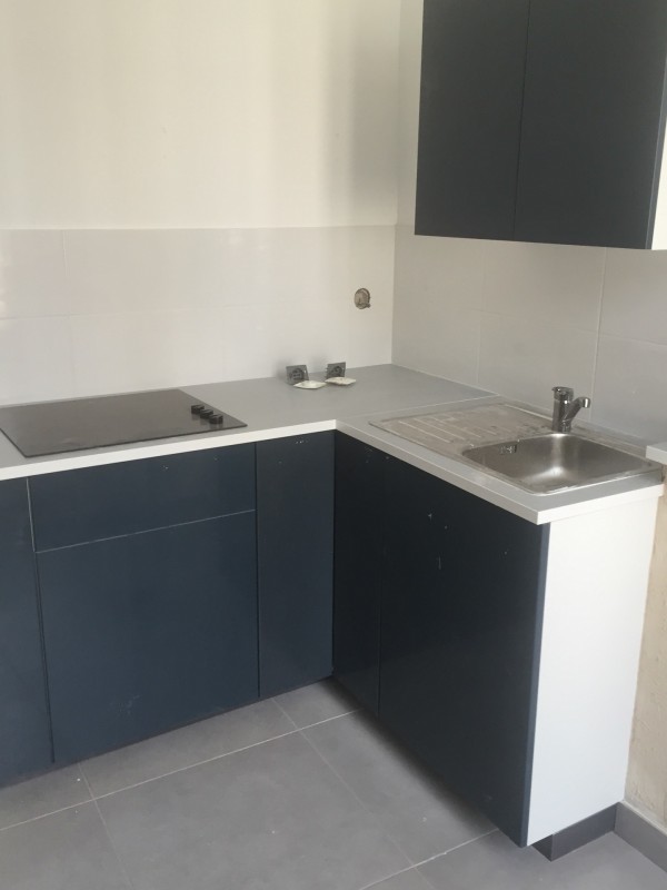 Appartement T1 plus mezzanine au 2ème et dernier étage d'un petit immeuble Marseillais