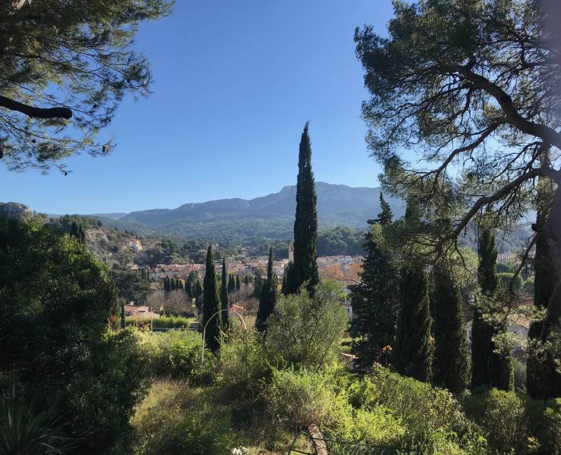 Très beau terrain de 856 m² dans les hauteurs de Roquevaire en pleine nature