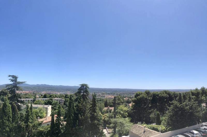 Appartement type 3 de 71 m² entièrement rénové au 3ème et dernier étage au sein d'une résidence fermée à Aix-en-Provence