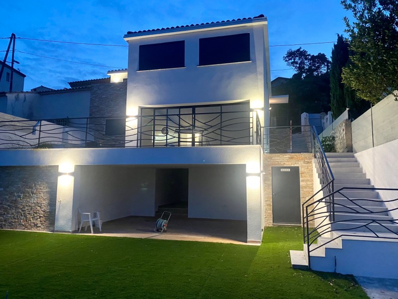 Maison type 4 neuve de 125m² avec garage de 29m2 et piscine à débordement en pierre de Bali à Verduron Haut