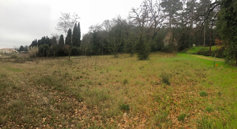 Terrain constructible de 2020 m² à Pont-Saint-Esprit avec permis accepté