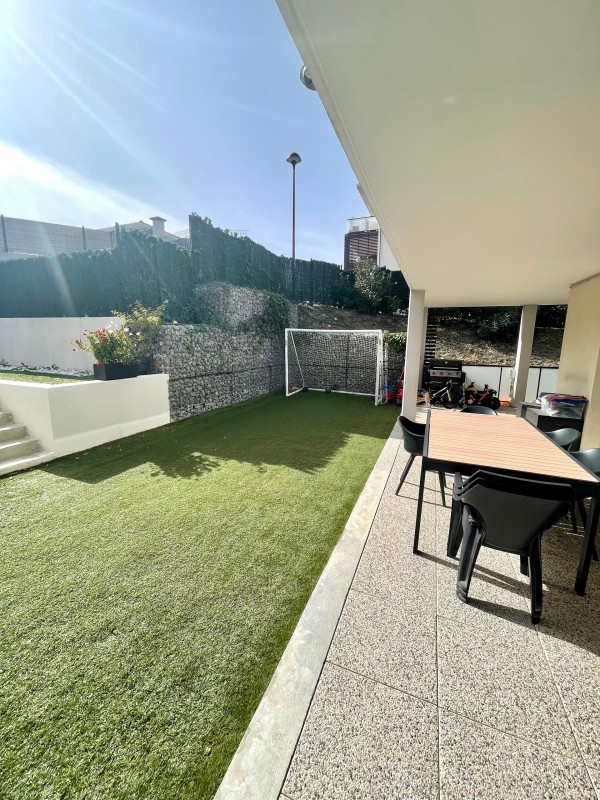 Appartement type 4 en rez-de-jardin de 83 m² avec une terrasse de 64 m² et un jardin de 120 m²