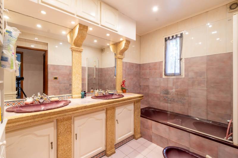 Maison T7 sur deux niveaux + piscine