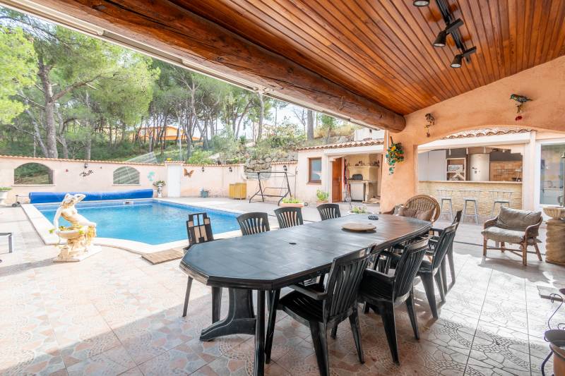 Maison T7 sur deux niveaux + piscine